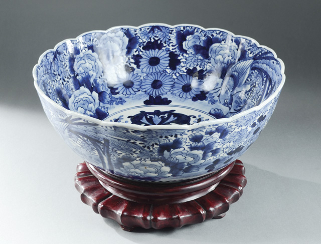 JAPANESE IMARI PORCELAIN CENTER BOWL