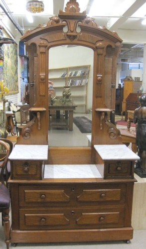 VICTORIAN WALNUT VANITY DRESSER 16f01e