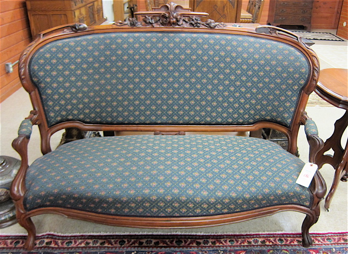 VICTORIAN CARVED AND UPHOLSTERED 16f034