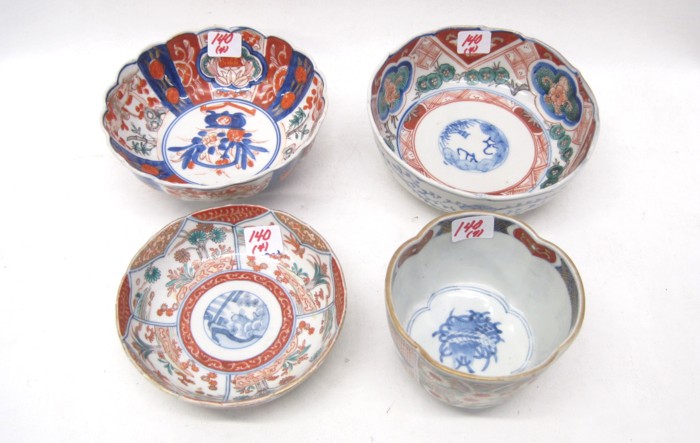 FOUR JAPANESE IMARI PORCELAIN BOWLS: