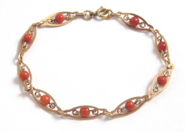 CORAL AND FOURTEEN KARAT GOLD CHAIN