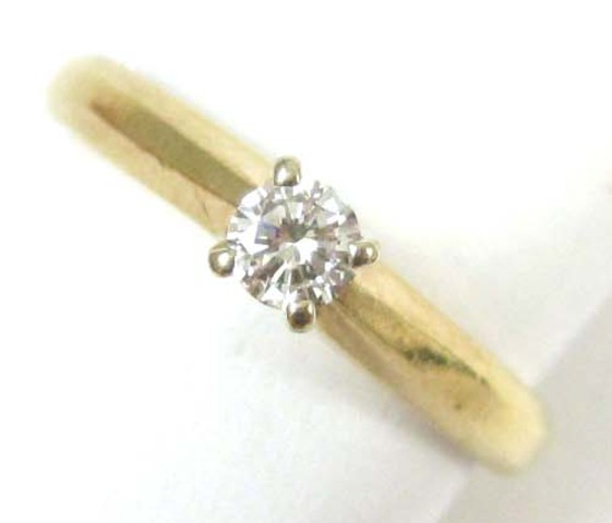 DIAMOND AND YELLOW GOLD SOLITAIRE