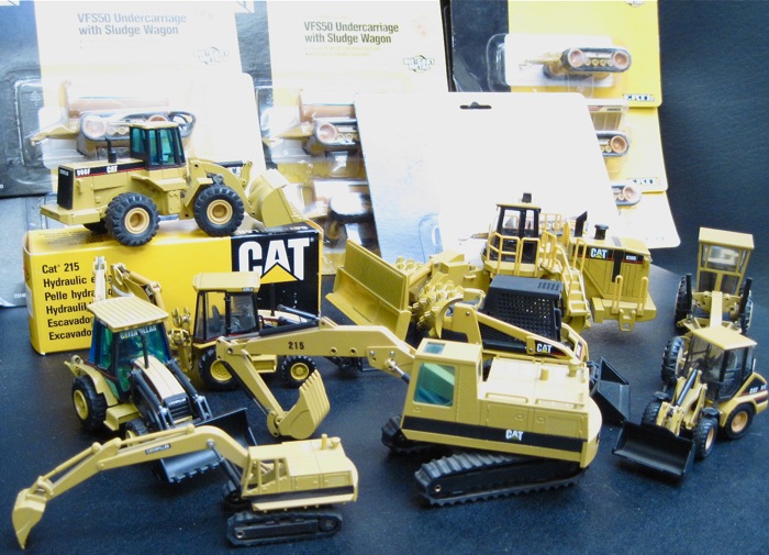 EIGHTEEN SCALE MODELS OF CATERPILLAR  16f12f