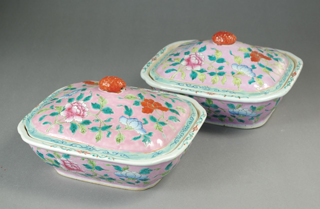 PAIR CHINESE COVERED SERVING BOWLS having