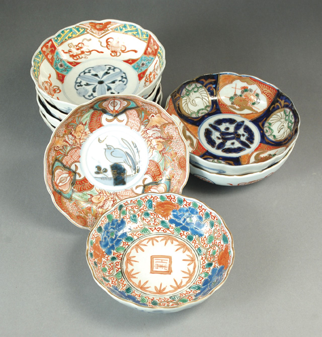 EIGHT JAPANESE IMARI PORCELAIN