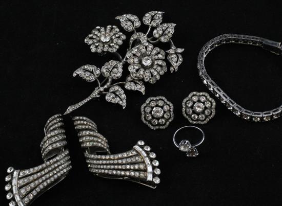 A group of assorted paste set jewellery 171a44