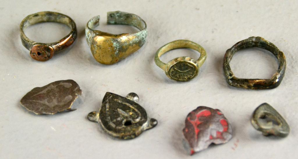  8 Medieval Bronze Rings AppliquesTo 171be8