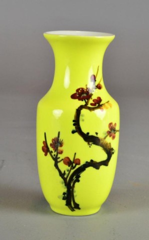 CHINESE IMPERIAL YELLOW GROUND VASECeramic