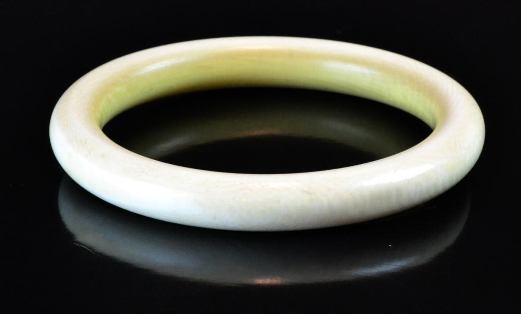 A Carved Chinese Ivory BraceletThe