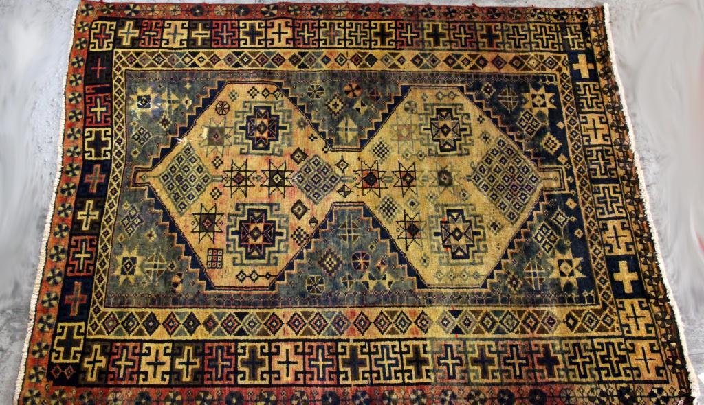 Small Oriental Area RugHaving stylized 171c66