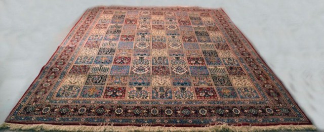 A FINE HAND MADE WOOL PERSIAN CARPETRed 171cdc