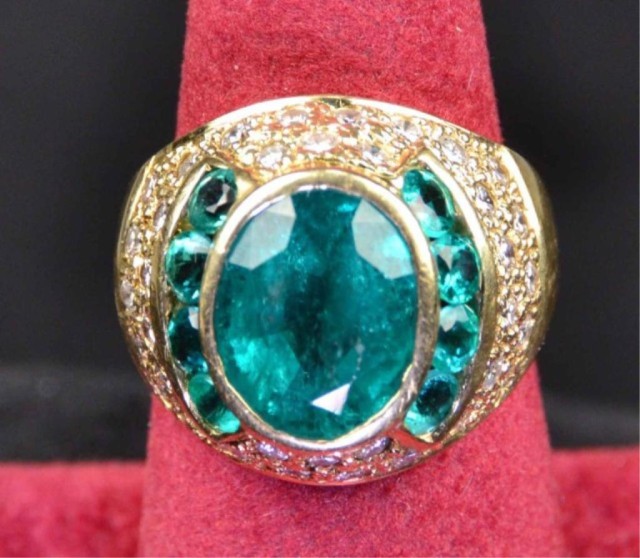 A GENTS 14K GOLD & EMERALD RINGEye-catching