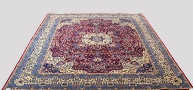 A FINE HAND MADE WOOL PERSIAN CARPETRaspberry 171d3a