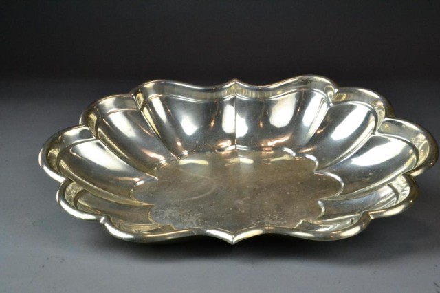 STERLING SILVER OVAL SCALLOPED BOWLVery