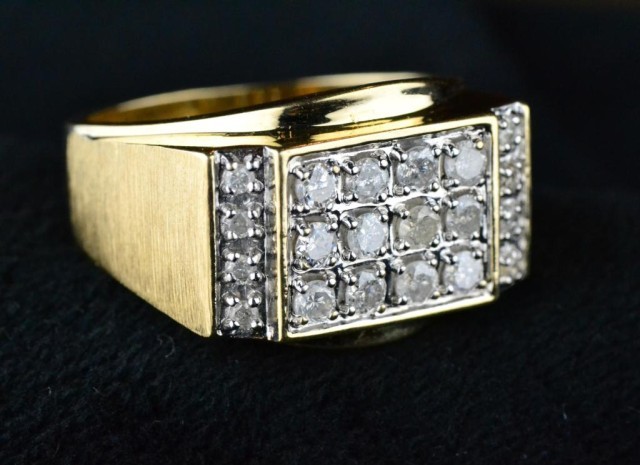 MAN'S GOLD DIAMOND RINGConsisting