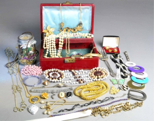 LARGE LOT OF OLD COSTUME JEWELRY 171e0f