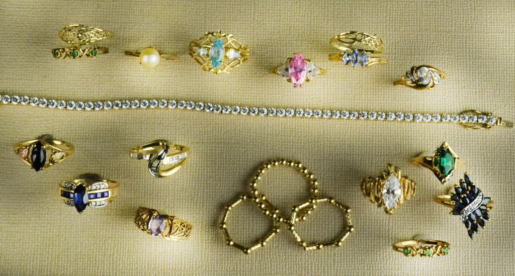  20 10K Gold Rings with Various 172465