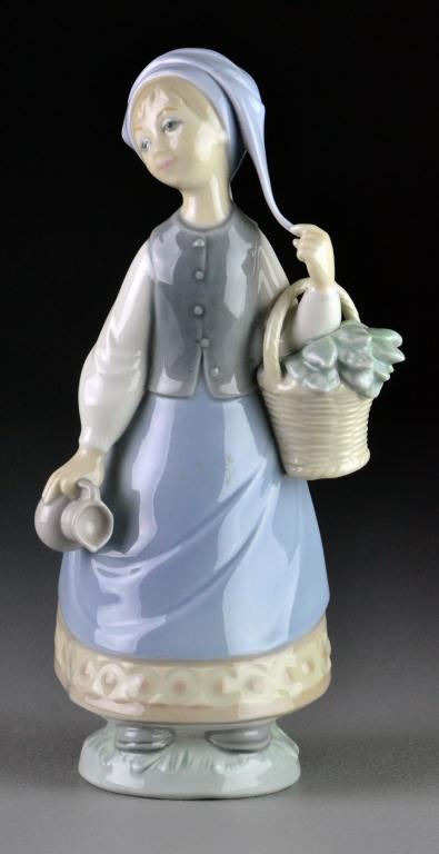 Lladro Porcelain Figurine Woman 172620