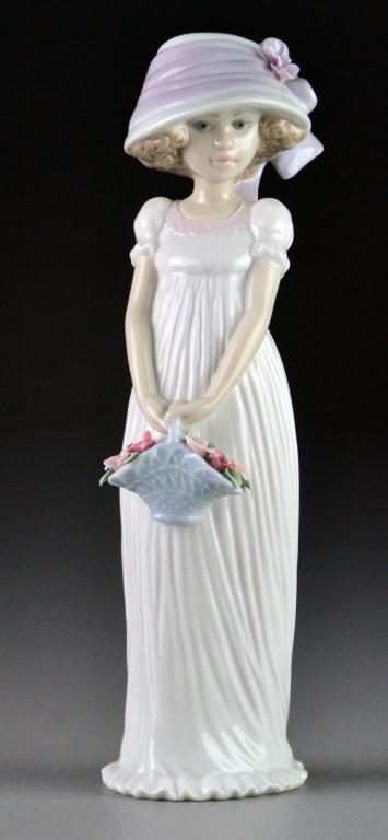Lladro Porcelain Figurine Little LadyPequena
