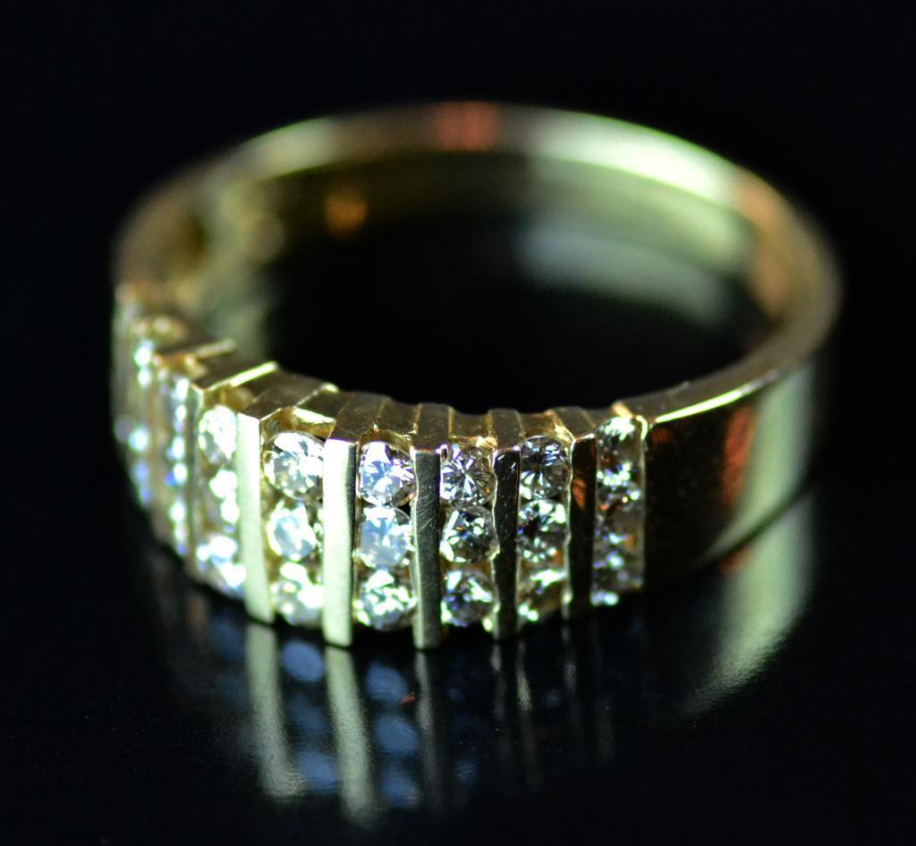 Ladies 14K Gold & Diamond RingA fourteen