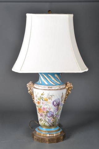 A Fine Paris Porcelain Footed VaseFinely 172836