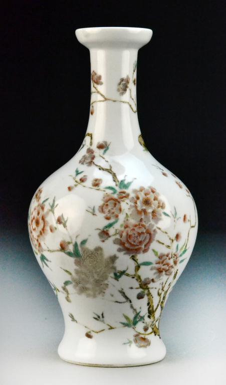 Chinese Famille Rose Porcelain VaseFinely