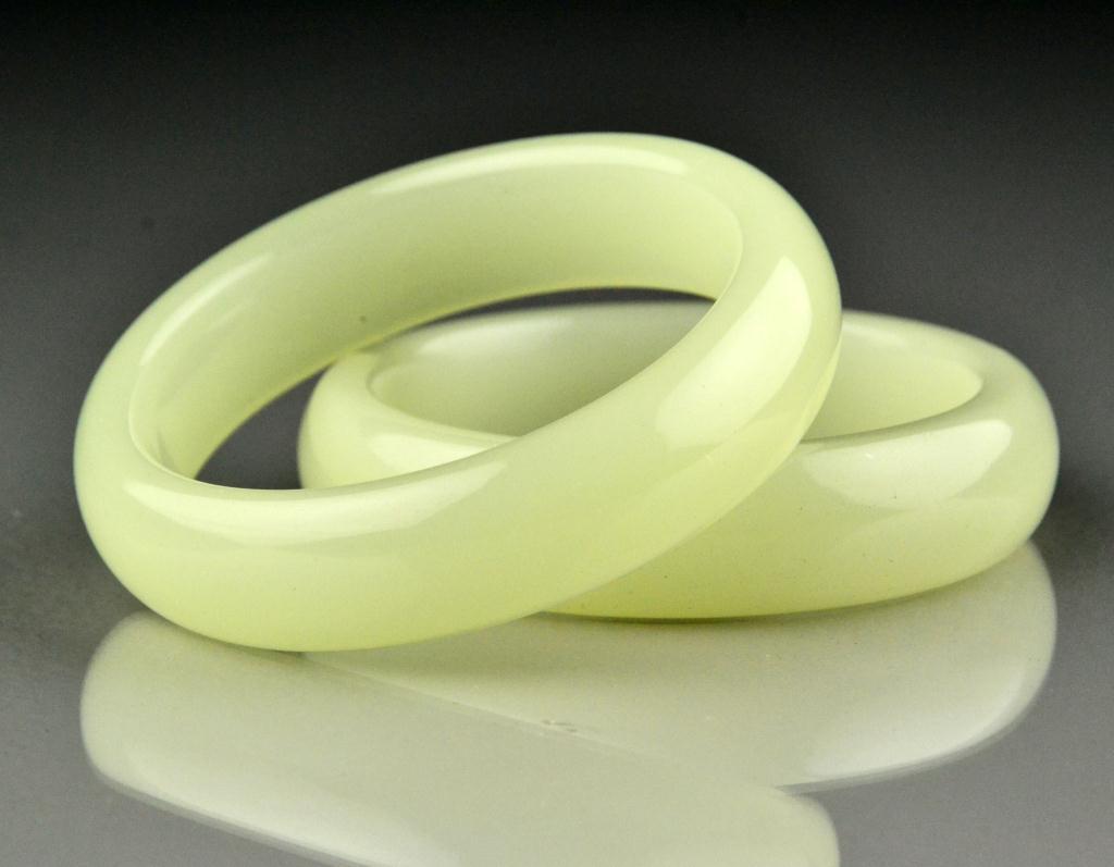 (2) Chinese Jade Bangle BraceletsThe