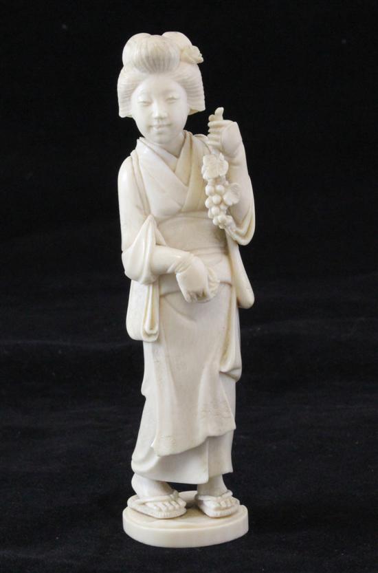 A Japanese ivory figure of a bijin 172cc6