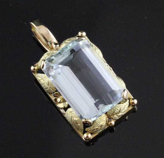 An 18ct gold and aquamarine pendant