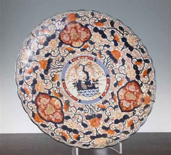 A Japanese Imari scalloped charger 1730d7