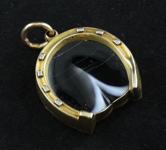 An Edwardian gold and agate locket