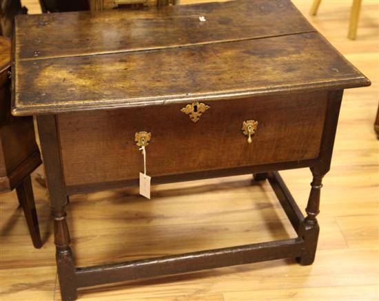 A late 17th century oak side table 170e10