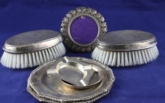 A pair of 1970 s silver side plates stands 170eda