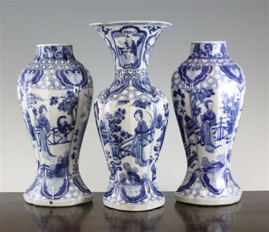 A garniture of three Chinese blue 1712a2