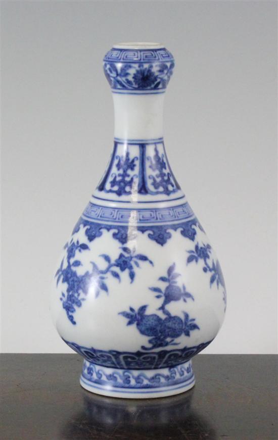 A Chinese blue and white garlic 1712af