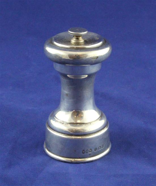 A George V silver pepper mill of 17139f