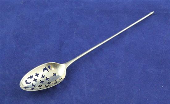 An 18th century silver mote spoon