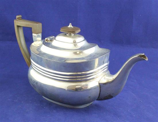 An Edwardian silver teapot of oval 171409