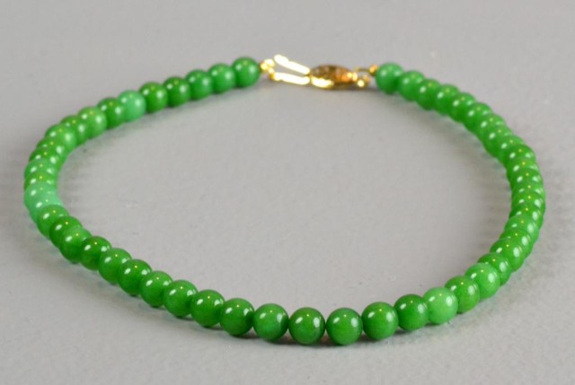 Chinese Spinach Jade Bead NecklaceComprising