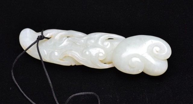 Chinese Carved Jade Ruyi PendantFinely 17162f
