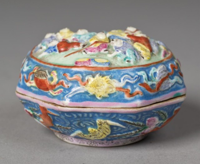 Chinese Qing Famille Rose Porcelain 17164b