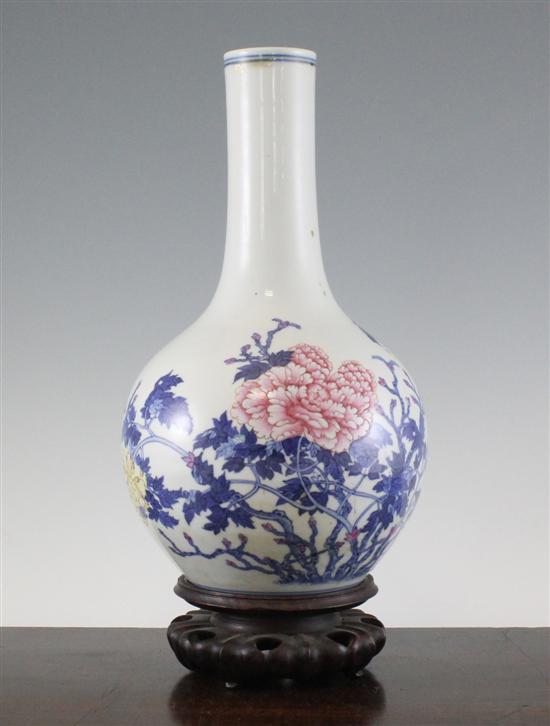 A Chinese underglaze blue and enamelled 1717ed