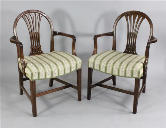 A pair of Hepplewhite style carved 17188e