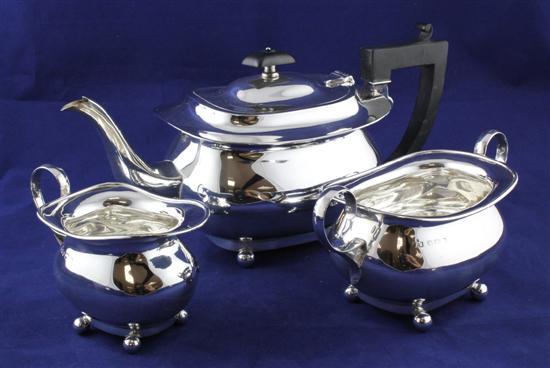 A George V silver three piece tea 1719ca