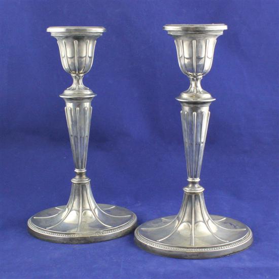 A pair of Edwardian silver candlesticks 1719d8