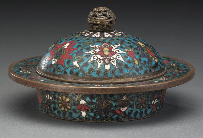Chinese Ming cloisonne boxdepicting