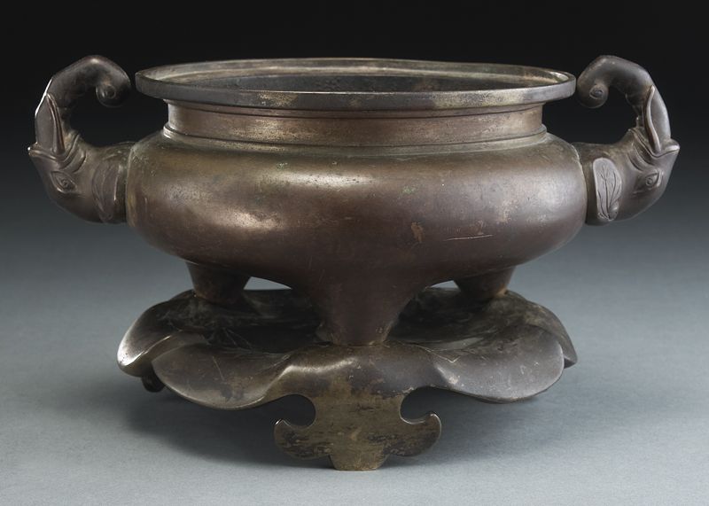 Chinese Qing bronze censer having 17417a