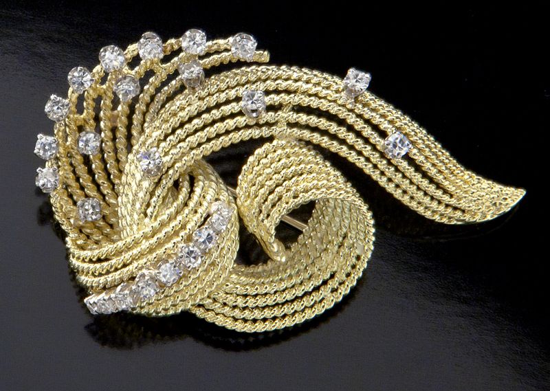 18K gold and diamond knotted broochfeaturing