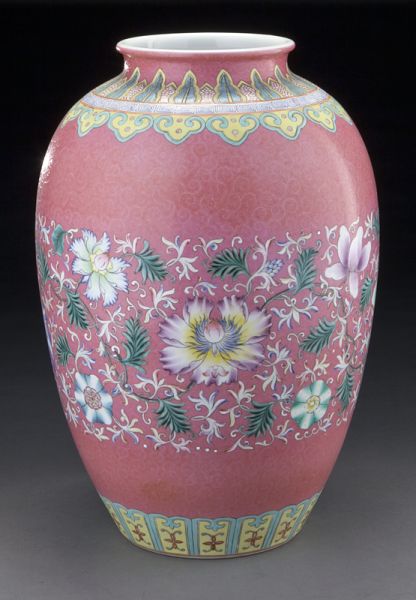 Chinese pink porcelain vasedepicting