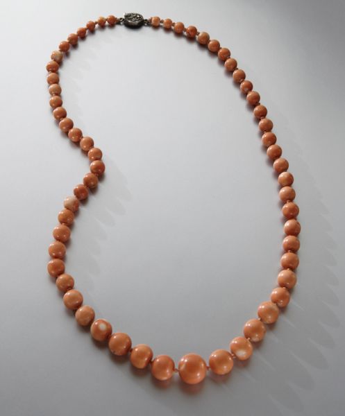 Chinese carved coral necklace(This